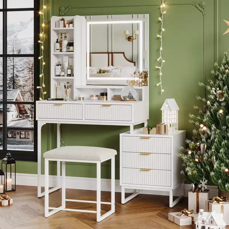 Une coiffeuse avec un miroir et des lumières, de style moderne.