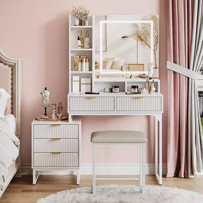 Une coiffeuse avec un miroir et des lumières, de style moderne.