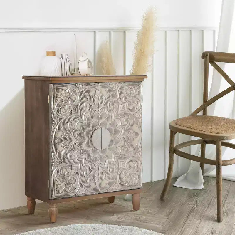 Buffet sculpté floral en argent antique avec portes, idéal pour l'entrée du salon.