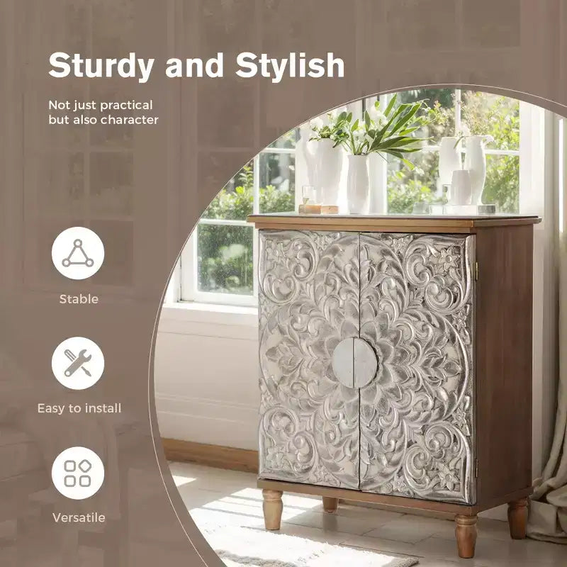 Buffet sculpté floral en argent antique avec portes, idéal pour l'entrée du salon.