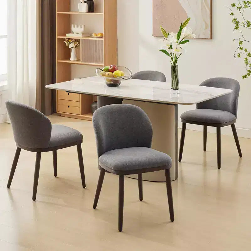 Siège rembourré, pieds en bois, design ergonomique