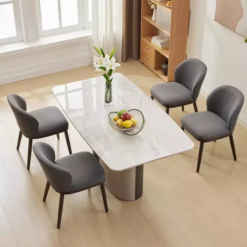 Siège rembourré, pieds en bois, design ergonomique