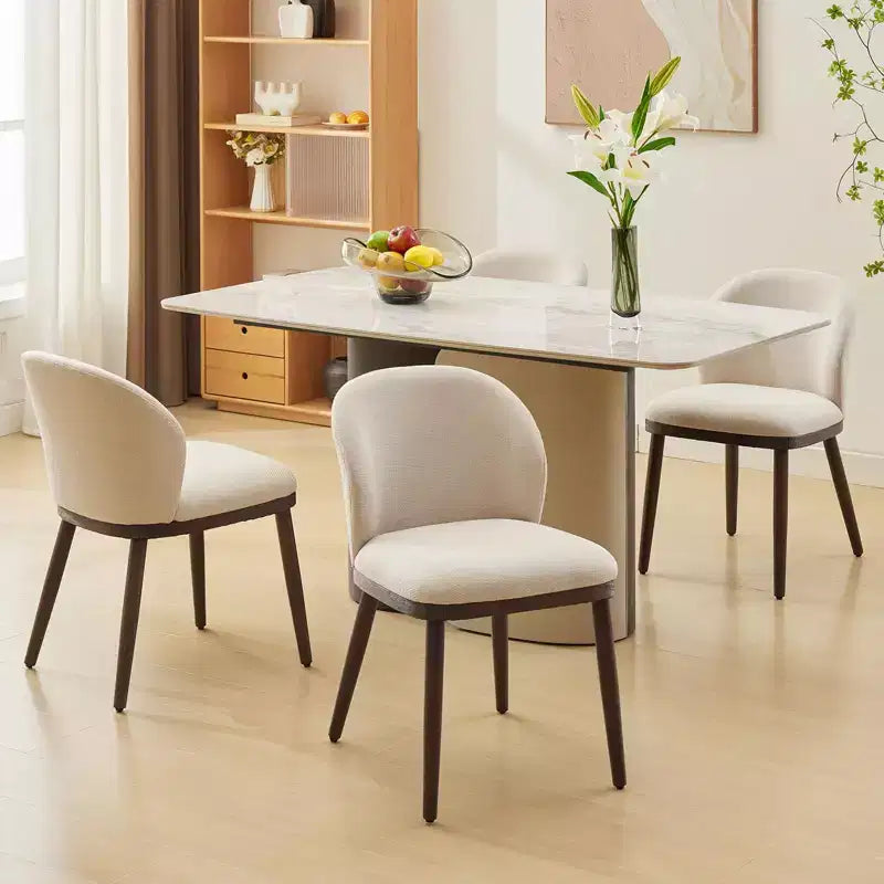 Siège rembourré, pieds en bois, design ergonomique