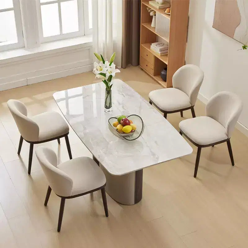 Siège rembourré, pieds en bois, design ergonomique