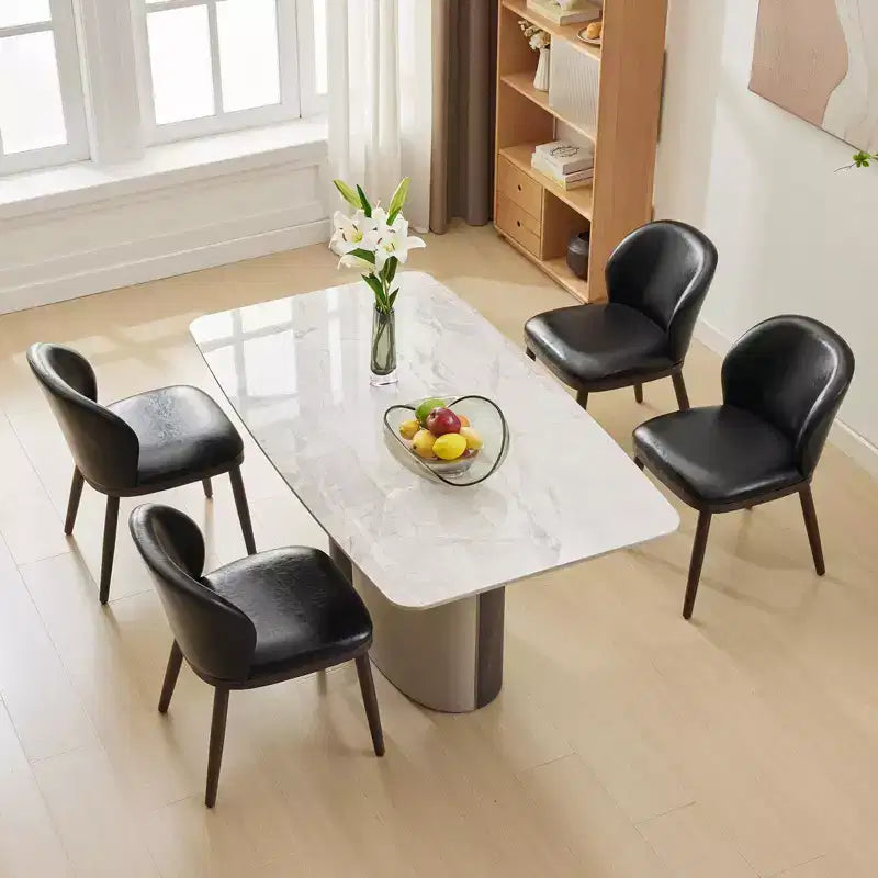 Siège rembourré, pieds en bois, design ergonomique