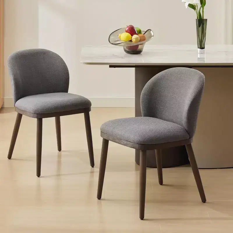 Siège rembourré, pieds en bois, design ergonomique