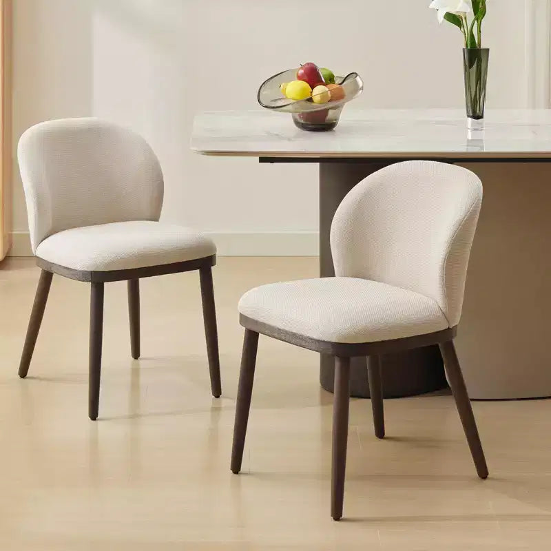 Siège rembourré, pieds en bois, design ergonomique