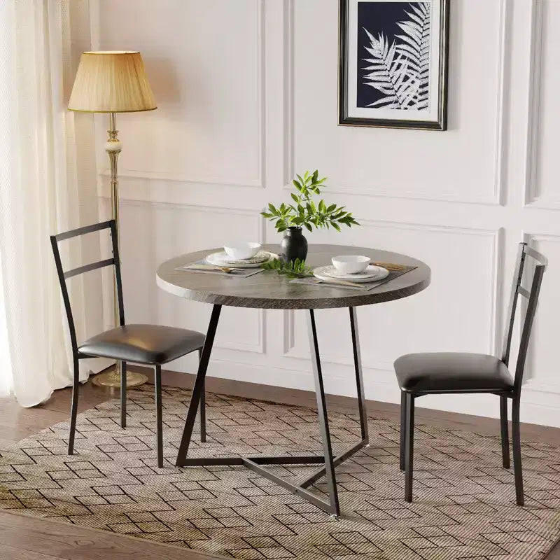Table et chaises de salle à manger rondes en bois (dont deux chaises en métal et bois)