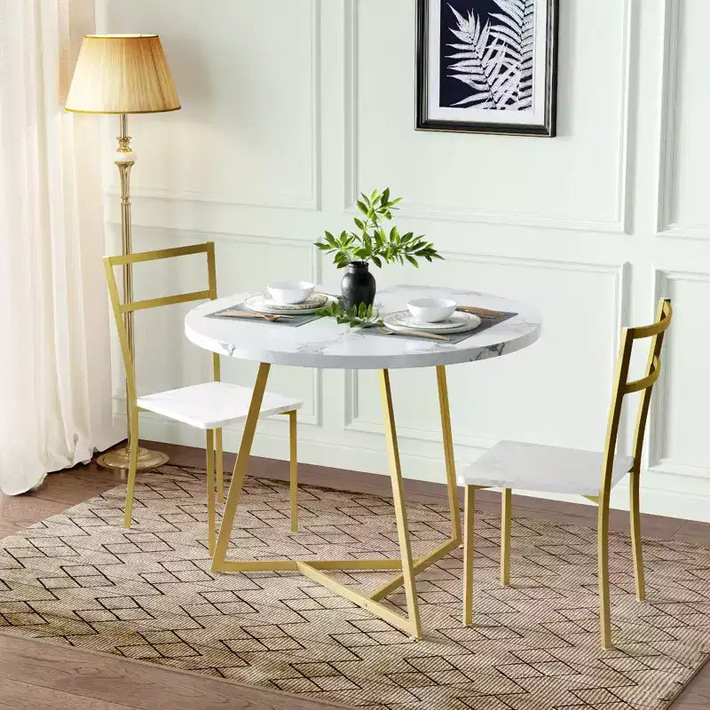 Table et chaises de salle à manger rondes en bois (dont deux chaises en métal et bois)