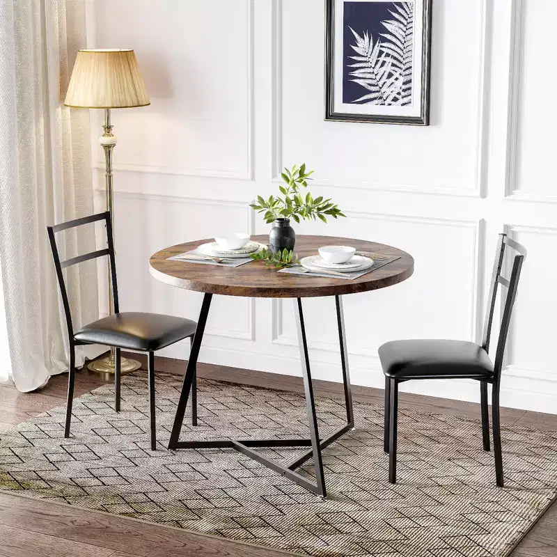 Table et chaises de salle à manger rondes en bois (dont deux chaises en métal et bois)