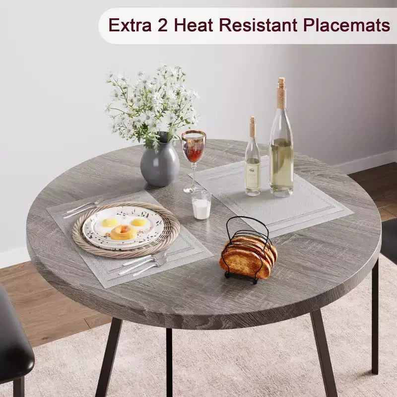 Table et chaises de salle à manger rondes en bois (dont deux chaises en métal et bois)