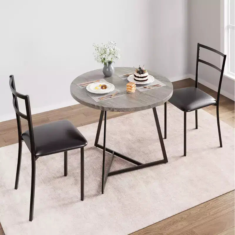 Table et chaises de salle à manger rondes en bois (dont deux chaises en métal et bois)