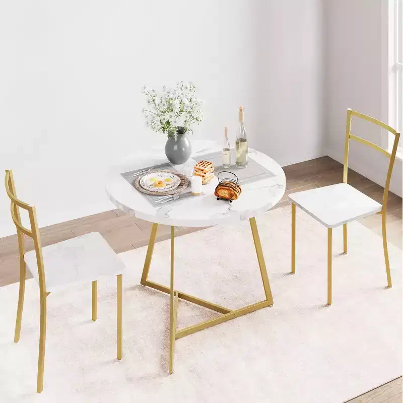 Table et chaises de salle à manger rondes en bois (dont deux chaises en métal et bois)