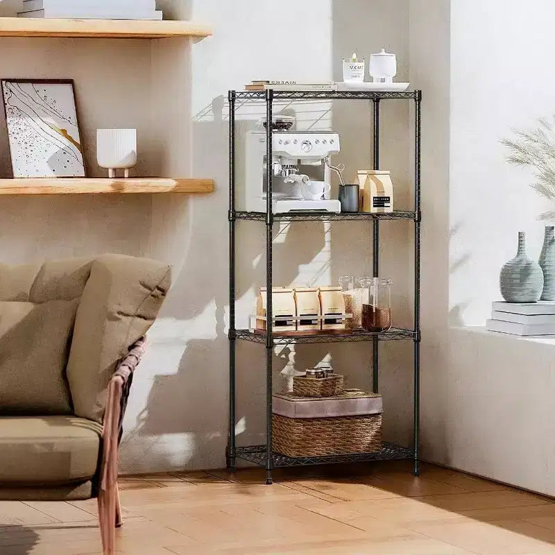 Étagère de rangement noire à quatre niveaux en acier, robuste et pratique en treillis métallique.