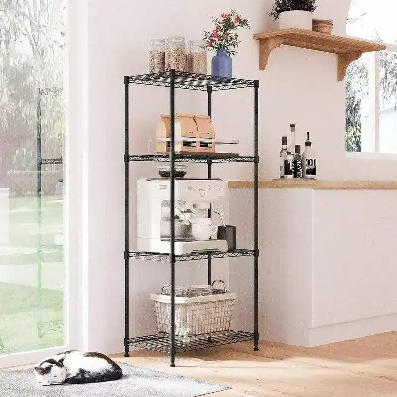 Étagère de rangement noire à quatre niveaux en acier, robuste et pratique en treillis métallique.