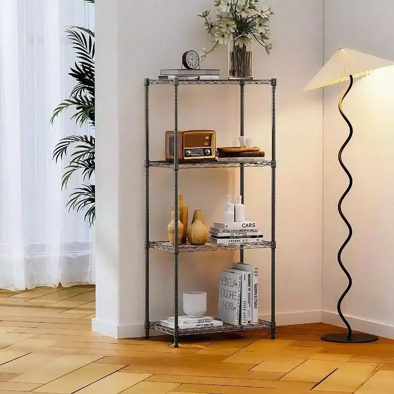 Étagère de rangement noire à quatre niveaux en acier, robuste et pratique en treillis métallique.