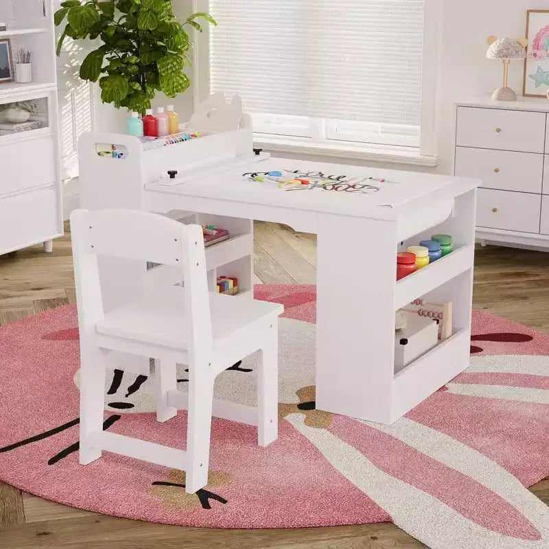 Table d'activités et deux chaises pour enfants, table de bricolage avec grande étagère de rangement.
