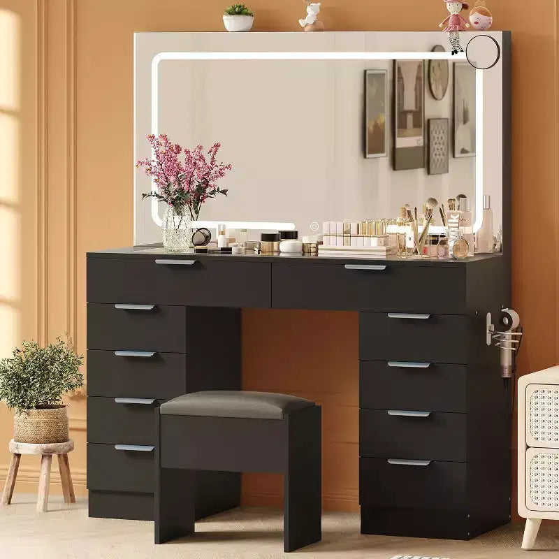 Coiffeuse avec un grand miroir