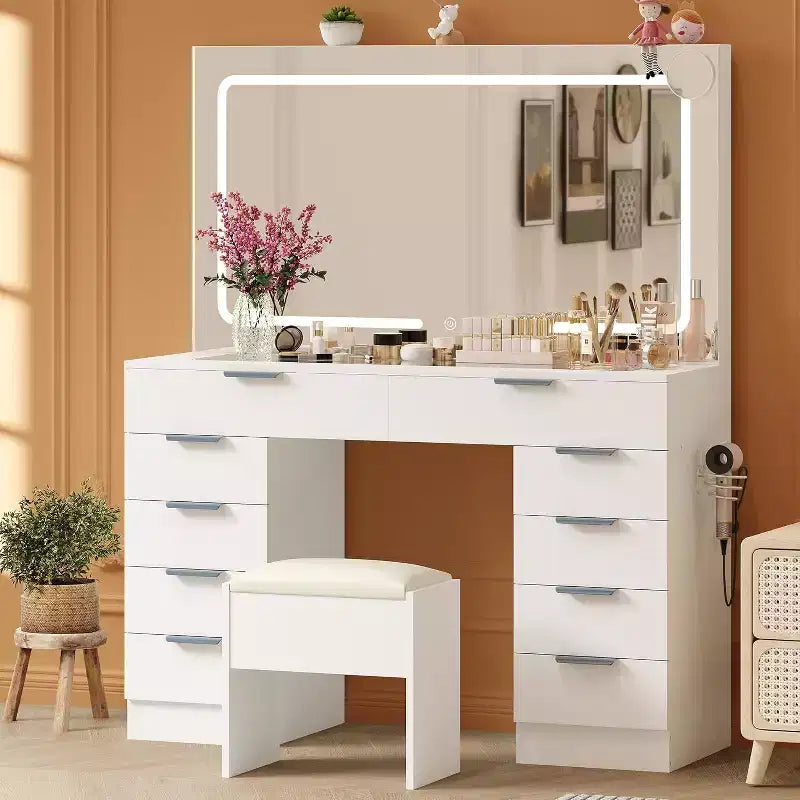 Coiffeuse avec un grand miroir
