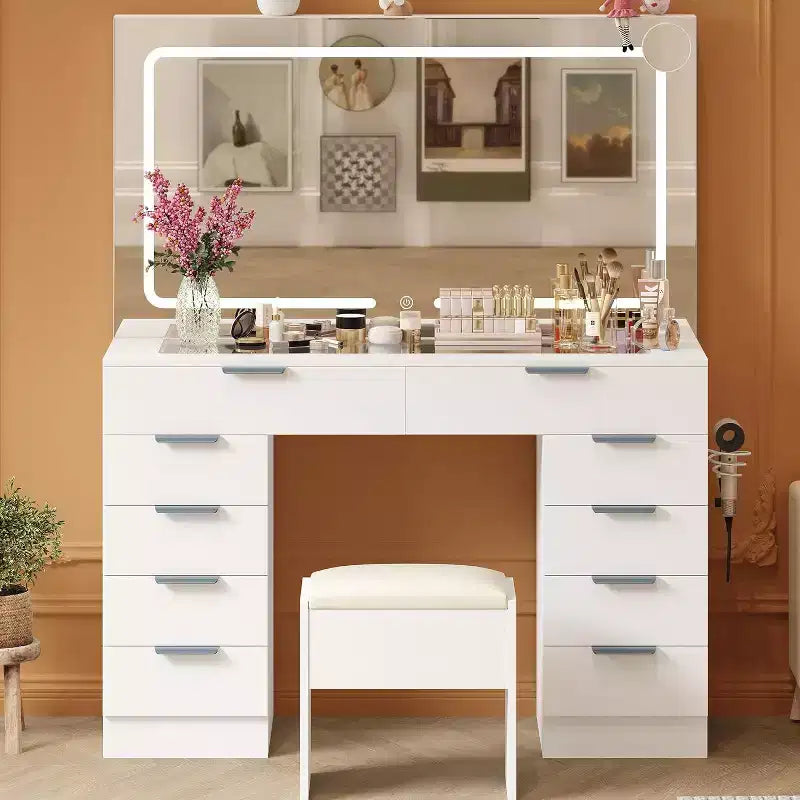 Coiffeuse avec un grand miroir